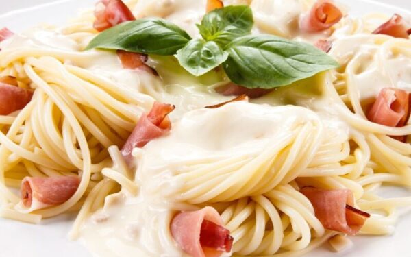 Macarrão à Carbonara simples veja como fazer