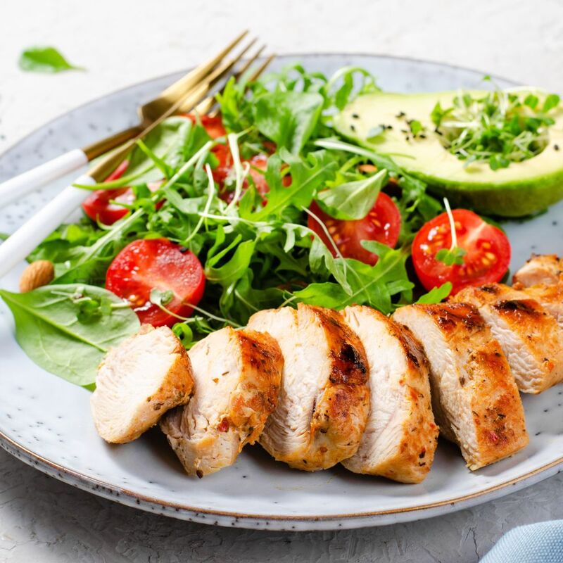 salada de frango com abacate